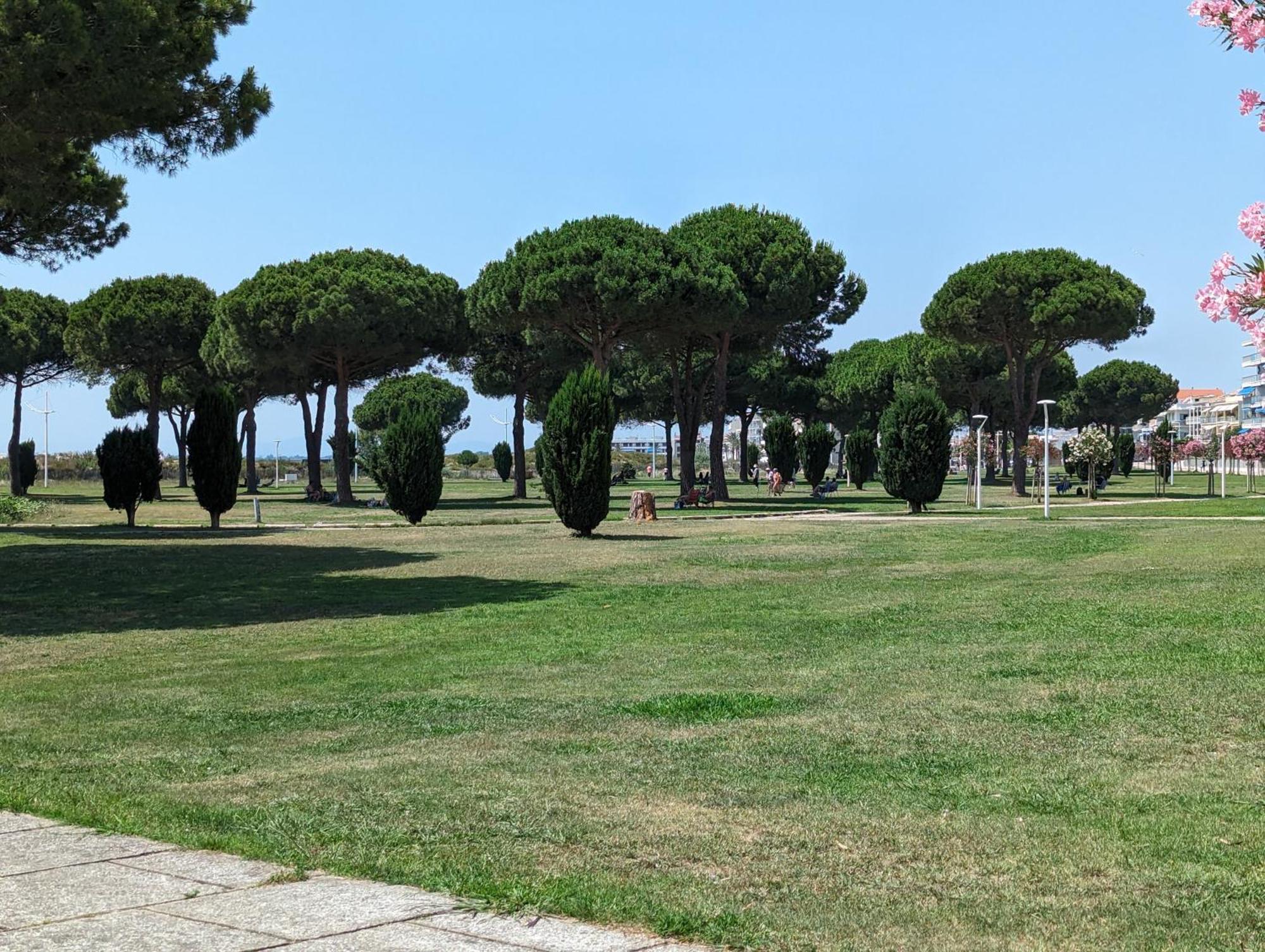 Agréable appartement en rez-de-jardin à deux pas des plages Le Grau-du-Roi Extérieur photo